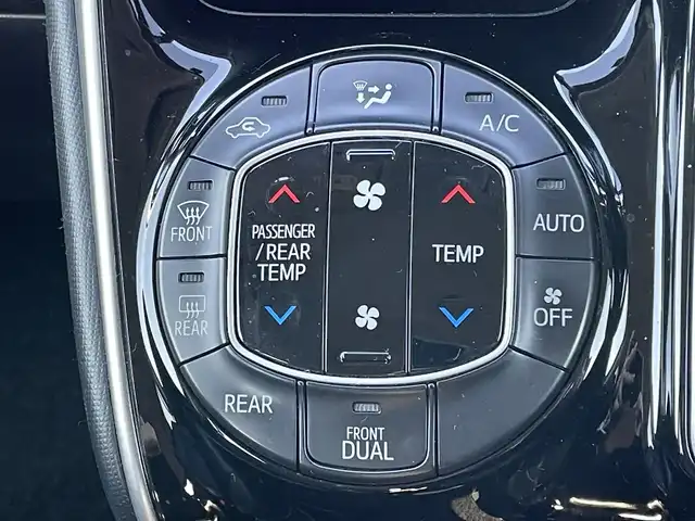 トヨタ エスクァイア Gi 道央・札幌 2015(平27)年 8.8万km スパークリングブラックパールクリスタルシャイン ４WD/寒冷地仕様/純正ディーラーOPナビ/CD/DVD/BT/フルセグ/純正フリップダウンモニター/横滑り防止装置/クルーズコントロール/バックカメラ/ビルトインETC/アイドリングストップ/ECOMODE/自動防眩ミラー/両側パワースライドドア/前席シートヒーター/レザーシート/革巻きウッドコンビステアリング/ステアリングリモコン/MTモード付AT/プッシュスタート/スマートキー/LEDヘッドライト/オートライト/オートハイビーム/フォグランプ/電動格納ミラー/ウィンカーミラー/純正フロアマット/ドアバイザー/スペアキー/純正エンジンスターター/純正AW付冬タイヤ積込/195/65/R15/2019年/山5mm/社外アルミホイール積込（４本）