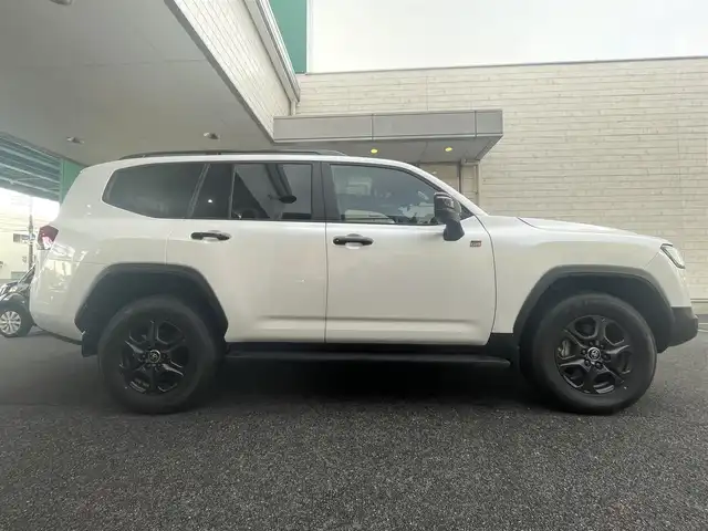 トヨタ ランドクルーザー GRスポーツ 愛知県 2024(令6)年 1.5万km プレシャスホワイトパール ワンオーナー/ムーンルーフ/ブラックルーフレール〈MOP〉/ブラックレザーシート/前席パワーシート/・マイコンプリセットドライビングポジションシステム/前席・2列目左右シートヒーター＆ベンチレーション/3列目電動格納シート/Tコネクトナビゲーションシステム〈MOP〉/・12.3インチディスプレイ/・地デジTV／DVD／Bluetooth／Miracast／USB/・マルチテレインモニター/・ドライブモードセレクト（CUSTOM）/JBLプレミアムサウンドシステム〈MOP〉/リアエンターテイメントシステム〈MOP〉/フロント／バック／アラウンドビューカメラ/パワーバックドア/電動デフロック/LEDヘッドライト／シーケンシャルターンランプ/クールボックス〈MOP〉/寒冷地仕様〈MOP〉/・LEDリアフォグ／デアイサー／カメラ洗浄機能/TOYOTA SAFETY SENSE/・プリクラッシセーフティ/・レーントレーシングアシスト/・レーダークルーズコントロール/・ロードサインアシスト/・アダプティブハイビーム/パーキングサポートブレーキ/ブラインドスポットモニター/充電用USBタイプC端子/純正18インチAW〈マットグレー塗装〉