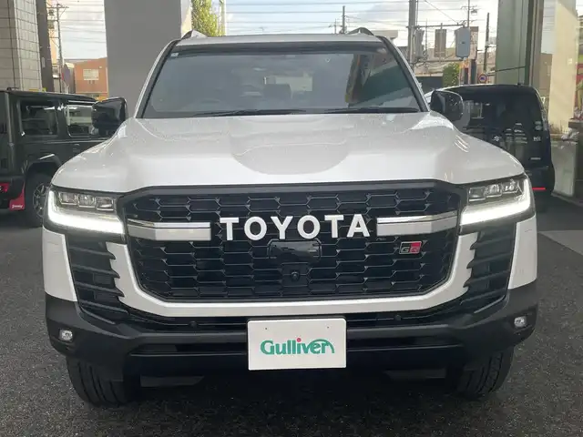 トヨタ ランドクルーザー GRスポーツ 愛知県 2024(令6)年 1.5万km プレシャスホワイトパール ワンオーナー/ムーンルーフ/ブラックルーフレール〈MOP〉/ブラックレザーシート/前席パワーシート/・マイコンプリセットドライビングポジションシステム/前席・2列目左右シートヒーター＆ベンチレーション/3列目電動格納シート/Tコネクトナビゲーションシステム〈MOP〉/・12.3インチディスプレイ/・地デジTV／DVD／Bluetooth／Miracast／USB/・マルチテレインモニター/・ドライブモードセレクト（CUSTOM）/JBLプレミアムサウンドシステム〈MOP〉/リアエンターテイメントシステム〈MOP〉/フロント／バック／アラウンドビューカメラ/パワーバックドア/電動デフロック/LEDヘッドライト／シーケンシャルターンランプ/クールボックス〈MOP〉/寒冷地仕様〈MOP〉/・LEDリアフォグ／デアイサー／カメラ洗浄機能/TOYOTA SAFETY SENSE/・プリクラッシセーフティ/・レーントレーシングアシスト/・レーダークルーズコントロール/・ロードサインアシスト/・アダプティブハイビーム/パーキングサポートブレーキ/ブラインドスポットモニター/充電用USBタイプC端子/純正18インチAW〈マットグレー塗装〉