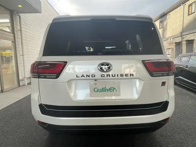 トヨタ ランドクルーザー GRスポーツ 愛知県 2024(令6)年 1.5万km プレシャスホワイトパール ワンオーナー/ムーンルーフ/ブラックルーフレール〈MOP〉/ブラックレザーシート/前席パワーシート/・マイコンプリセットドライビングポジションシステム/前席・2列目左右シートヒーター＆ベンチレーション/3列目電動格納シート/Tコネクトナビゲーションシステム〈MOP〉/・12.3インチディスプレイ/・地デジTV／DVD／Bluetooth／Miracast／USB/・マルチテレインモニター/・ドライブモードセレクト（CUSTOM）/JBLプレミアムサウンドシステム〈MOP〉/リアエンターテイメントシステム〈MOP〉/フロント／バック／アラウンドビューカメラ/パワーバックドア/電動デフロック/LEDヘッドライト／シーケンシャルターンランプ/クールボックス〈MOP〉/寒冷地仕様〈MOP〉/・LEDリアフォグ／デアイサー／カメラ洗浄機能/TOYOTA SAFETY SENSE/・プリクラッシセーフティ/・レーントレーシングアシスト/・レーダークルーズコントロール/・ロードサインアシスト/・アダプティブハイビーム/パーキングサポートブレーキ/ブラインドスポットモニター/充電用USBタイプC端子/純正18インチAW〈マットグレー塗装〉