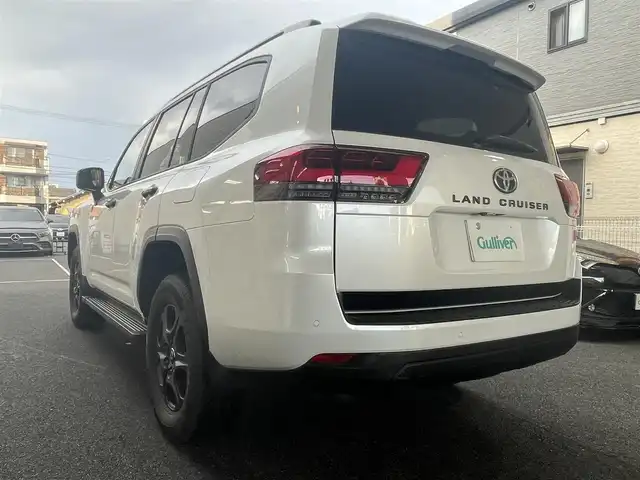 トヨタ ランドクルーザー GRスポーツ 愛知県 2024(令6)年 1.5万km プレシャスホワイトパール ワンオーナー/ムーンルーフ/ブラックルーフレール〈MOP〉/ブラックレザーシート/前席パワーシート/・マイコンプリセットドライビングポジションシステム/前席・2列目左右シートヒーター＆ベンチレーション/3列目電動格納シート/Tコネクトナビゲーションシステム〈MOP〉/・12.3インチディスプレイ/・地デジTV／DVD／Bluetooth／Miracast／USB/・マルチテレインモニター/・ドライブモードセレクト（CUSTOM）/JBLプレミアムサウンドシステム〈MOP〉/リアエンターテイメントシステム〈MOP〉/フロント／バック／アラウンドビューカメラ/パワーバックドア/電動デフロック/LEDヘッドライト／シーケンシャルターンランプ/クールボックス〈MOP〉/寒冷地仕様〈MOP〉/・LEDリアフォグ／デアイサー／カメラ洗浄機能/TOYOTA SAFETY SENSE/・プリクラッシセーフティ/・レーントレーシングアシスト/・レーダークルーズコントロール/・ロードサインアシスト/・アダプティブハイビーム/パーキングサポートブレーキ/ブラインドスポットモニター/充電用USBタイプC端子/純正18インチAW〈マットグレー塗装〉