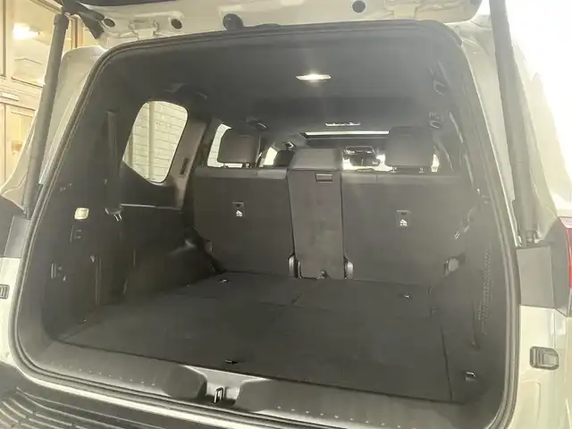 トヨタ ランドクルーザー GRスポーツ 愛知県 2024(令6)年 1.5万km プレシャスホワイトパール ワンオーナー/ムーンルーフ/ブラックルーフレール〈MOP〉/ブラックレザーシート/前席パワーシート/・マイコンプリセットドライビングポジションシステム/前席・2列目左右シートヒーター＆ベンチレーション/3列目電動格納シート/Tコネクトナビゲーションシステム〈MOP〉/・12.3インチディスプレイ/・地デジTV／DVD／Bluetooth／Miracast／USB/・マルチテレインモニター/・ドライブモードセレクト（CUSTOM）/JBLプレミアムサウンドシステム〈MOP〉/リアエンターテイメントシステム〈MOP〉/フロント／バック／アラウンドビューカメラ/パワーバックドア/電動デフロック/LEDヘッドライト／シーケンシャルターンランプ/クールボックス〈MOP〉/寒冷地仕様〈MOP〉/・LEDリアフォグ／デアイサー／カメラ洗浄機能/TOYOTA SAFETY SENSE/・プリクラッシセーフティ/・レーントレーシングアシスト/・レーダークルーズコントロール/・ロードサインアシスト/・アダプティブハイビーム/パーキングサポートブレーキ/ブラインドスポットモニター/充電用USBタイプC端子/純正18インチAW〈マットグレー塗装〉