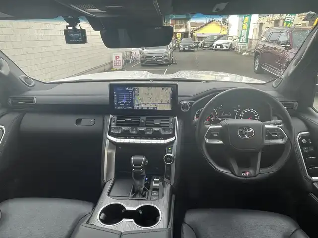 トヨタ ランドクルーザー GRスポーツ 愛知県 2024(令6)年 1.5万km プレシャスホワイトパール ワンオーナー/ムーンルーフ/ブラックルーフレール〈MOP〉/ブラックレザーシート/前席パワーシート/・マイコンプリセットドライビングポジションシステム/前席・2列目左右シートヒーター＆ベンチレーション/3列目電動格納シート/Tコネクトナビゲーションシステム〈MOP〉/・12.3インチディスプレイ/・地デジTV／DVD／Bluetooth／Miracast／USB/・マルチテレインモニター/・ドライブモードセレクト（CUSTOM）/JBLプレミアムサウンドシステム〈MOP〉/リアエンターテイメントシステム〈MOP〉/フロント／バック／アラウンドビューカメラ/パワーバックドア/電動デフロック/LEDヘッドライト／シーケンシャルターンランプ/クールボックス〈MOP〉/寒冷地仕様〈MOP〉/・LEDリアフォグ／デアイサー／カメラ洗浄機能/TOYOTA SAFETY SENSE/・プリクラッシセーフティ/・レーントレーシングアシスト/・レーダークルーズコントロール/・ロードサインアシスト/・アダプティブハイビーム/パーキングサポートブレーキ/ブラインドスポットモニター/充電用USBタイプC端子/純正18インチAW〈マットグレー塗装〉