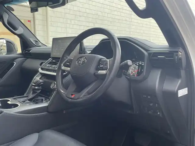 トヨタ ランドクルーザー GRスポーツ 愛知県 2024(令6)年 1.5万km プレシャスホワイトパール ワンオーナー/ムーンルーフ/ブラックルーフレール〈MOP〉/ブラックレザーシート/前席パワーシート/・マイコンプリセットドライビングポジションシステム/前席・2列目左右シートヒーター＆ベンチレーション/3列目電動格納シート/Tコネクトナビゲーションシステム〈MOP〉/・12.3インチディスプレイ/・地デジTV／DVD／Bluetooth／Miracast／USB/・マルチテレインモニター/・ドライブモードセレクト（CUSTOM）/JBLプレミアムサウンドシステム〈MOP〉/リアエンターテイメントシステム〈MOP〉/フロント／バック／アラウンドビューカメラ/パワーバックドア/電動デフロック/LEDヘッドライト／シーケンシャルターンランプ/クールボックス〈MOP〉/寒冷地仕様〈MOP〉/・LEDリアフォグ／デアイサー／カメラ洗浄機能/TOYOTA SAFETY SENSE/・プリクラッシセーフティ/・レーントレーシングアシスト/・レーダークルーズコントロール/・ロードサインアシスト/・アダプティブハイビーム/パーキングサポートブレーキ/ブラインドスポットモニター/充電用USBタイプC端子/純正18インチAW〈マットグレー塗装〉
