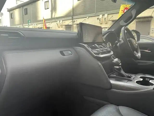 トヨタ ランドクルーザー GRスポーツ 愛知県 2024(令6)年 1.5万km プレシャスホワイトパール ワンオーナー/ムーンルーフ/ブラックルーフレール〈MOP〉/ブラックレザーシート/前席パワーシート/・マイコンプリセットドライビングポジションシステム/前席・2列目左右シートヒーター＆ベンチレーション/3列目電動格納シート/Tコネクトナビゲーションシステム〈MOP〉/・12.3インチディスプレイ/・地デジTV／DVD／Bluetooth／Miracast／USB/・マルチテレインモニター/・ドライブモードセレクト（CUSTOM）/JBLプレミアムサウンドシステム〈MOP〉/リアエンターテイメントシステム〈MOP〉/フロント／バック／アラウンドビューカメラ/パワーバックドア/電動デフロック/LEDヘッドライト／シーケンシャルターンランプ/クールボックス〈MOP〉/寒冷地仕様〈MOP〉/・LEDリアフォグ／デアイサー／カメラ洗浄機能/TOYOTA SAFETY SENSE/・プリクラッシセーフティ/・レーントレーシングアシスト/・レーダークルーズコントロール/・ロードサインアシスト/・アダプティブハイビーム/パーキングサポートブレーキ/ブラインドスポットモニター/充電用USBタイプC端子/純正18インチAW〈マットグレー塗装〉