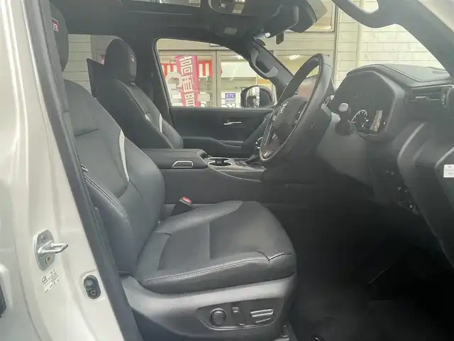 トヨタ ランドクルーザー GRスポーツ 愛知県 2024(令6)年 1.5万km プレシャスホワイトパール ワンオーナー/ムーンルーフ/ブラックルーフレール〈MOP〉/ブラックレザーシート/前席パワーシート/・マイコンプリセットドライビングポジションシステム/前席・2列目左右シートヒーター＆ベンチレーション/3列目電動格納シート/Tコネクトナビゲーションシステム〈MOP〉/・12.3インチディスプレイ/・地デジTV／DVD／Bluetooth／Miracast／USB/・マルチテレインモニター/・ドライブモードセレクト（CUSTOM）/JBLプレミアムサウンドシステム〈MOP〉/リアエンターテイメントシステム〈MOP〉/フロント／バック／アラウンドビューカメラ/パワーバックドア/電動デフロック/LEDヘッドライト／シーケンシャルターンランプ/クールボックス〈MOP〉/寒冷地仕様〈MOP〉/・LEDリアフォグ／デアイサー／カメラ洗浄機能/TOYOTA SAFETY SENSE/・プリクラッシセーフティ/・レーントレーシングアシスト/・レーダークルーズコントロール/・ロードサインアシスト/・アダプティブハイビーム/パーキングサポートブレーキ/ブラインドスポットモニター/充電用USBタイプC端子/純正18インチAW〈マットグレー塗装〉