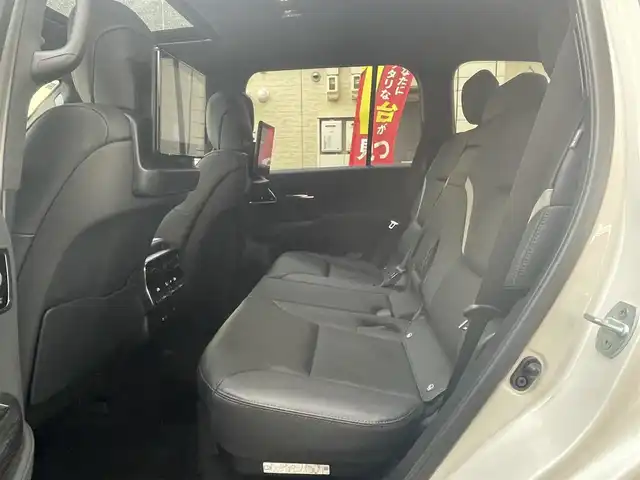 トヨタ ランドクルーザー GRスポーツ 愛知県 2024(令6)年 1.5万km プレシャスホワイトパール ワンオーナー/ムーンルーフ/ブラックルーフレール〈MOP〉/ブラックレザーシート/前席パワーシート/・マイコンプリセットドライビングポジションシステム/前席・2列目左右シートヒーター＆ベンチレーション/3列目電動格納シート/Tコネクトナビゲーションシステム〈MOP〉/・12.3インチディスプレイ/・地デジTV／DVD／Bluetooth／Miracast／USB/・マルチテレインモニター/・ドライブモードセレクト（CUSTOM）/JBLプレミアムサウンドシステム〈MOP〉/リアエンターテイメントシステム〈MOP〉/フロント／バック／アラウンドビューカメラ/パワーバックドア/電動デフロック/LEDヘッドライト／シーケンシャルターンランプ/クールボックス〈MOP〉/寒冷地仕様〈MOP〉/・LEDリアフォグ／デアイサー／カメラ洗浄機能/TOYOTA SAFETY SENSE/・プリクラッシセーフティ/・レーントレーシングアシスト/・レーダークルーズコントロール/・ロードサインアシスト/・アダプティブハイビーム/パーキングサポートブレーキ/ブラインドスポットモニター/充電用USBタイプC端子/純正18インチAW〈マットグレー塗装〉