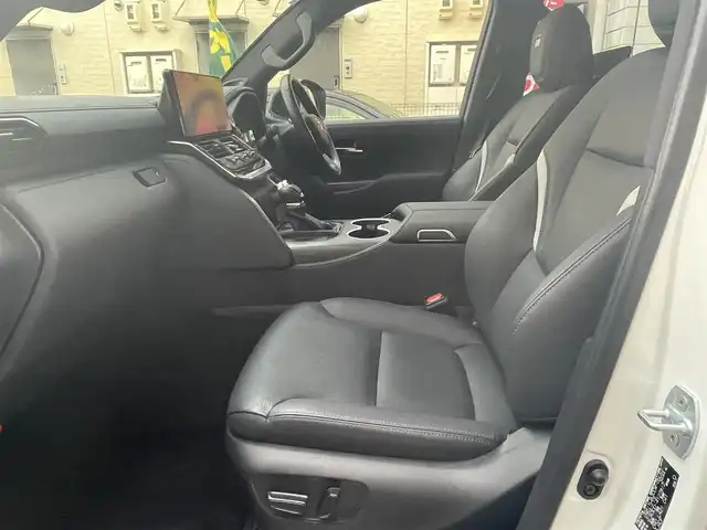 トヨタ ランドクルーザー GRスポーツ 愛知県 2024(令6)年 1.5万km プレシャスホワイトパール ワンオーナー/ムーンルーフ/ブラックルーフレール〈MOP〉/ブラックレザーシート/前席パワーシート/・マイコンプリセットドライビングポジションシステム/前席・2列目左右シートヒーター＆ベンチレーション/3列目電動格納シート/Tコネクトナビゲーションシステム〈MOP〉/・12.3インチディスプレイ/・地デジTV／DVD／Bluetooth／Miracast／USB/・マルチテレインモニター/・ドライブモードセレクト（CUSTOM）/JBLプレミアムサウンドシステム〈MOP〉/リアエンターテイメントシステム〈MOP〉/フロント／バック／アラウンドビューカメラ/パワーバックドア/電動デフロック/LEDヘッドライト／シーケンシャルターンランプ/クールボックス〈MOP〉/寒冷地仕様〈MOP〉/・LEDリアフォグ／デアイサー／カメラ洗浄機能/TOYOTA SAFETY SENSE/・プリクラッシセーフティ/・レーントレーシングアシスト/・レーダークルーズコントロール/・ロードサインアシスト/・アダプティブハイビーム/パーキングサポートブレーキ/ブラインドスポットモニター/充電用USBタイプC端子/純正18インチAW〈マットグレー塗装〉