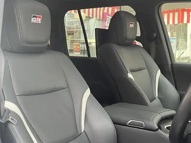 トヨタ ランドクルーザー GRスポーツ 愛知県 2024(令6)年 1.5万km プレシャスホワイトパール ワンオーナー/ムーンルーフ/ブラックルーフレール〈MOP〉/ブラックレザーシート/前席パワーシート/・マイコンプリセットドライビングポジションシステム/前席・2列目左右シートヒーター＆ベンチレーション/3列目電動格納シート/Tコネクトナビゲーションシステム〈MOP〉/・12.3インチディスプレイ/・地デジTV／DVD／Bluetooth／Miracast／USB/・マルチテレインモニター/・ドライブモードセレクト（CUSTOM）/JBLプレミアムサウンドシステム〈MOP〉/リアエンターテイメントシステム〈MOP〉/フロント／バック／アラウンドビューカメラ/パワーバックドア/電動デフロック/LEDヘッドライト／シーケンシャルターンランプ/クールボックス〈MOP〉/寒冷地仕様〈MOP〉/・LEDリアフォグ／デアイサー／カメラ洗浄機能/TOYOTA SAFETY SENSE/・プリクラッシセーフティ/・レーントレーシングアシスト/・レーダークルーズコントロール/・ロードサインアシスト/・アダプティブハイビーム/パーキングサポートブレーキ/ブラインドスポットモニター/充電用USBタイプC端子/純正18インチAW〈マットグレー塗装〉