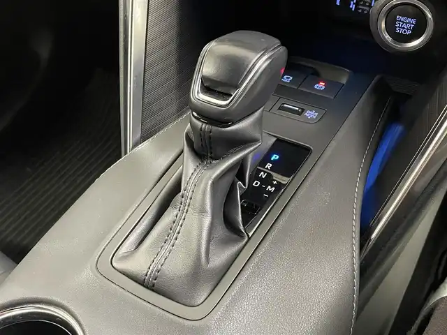 トヨタ ハリアー Z 長崎県 2021(令3)年 4.1万km ホワイトパールクリスタルシャイン 純正12.3インチJBLナビ/・JBLサウンド　フルセグTV　Bluetooth/調光パノラマルーフ/デジタルインナーミラー/・前後方録画機能付/ヘッドアップディスプレイ/バックカメラ/パノラミックビューモニター/クリアランスソナー/プリクラッシュセーフティ/ブラインドスポットモニター/パワーバックドア/横滑り防止/オートマチックハイビーム/ステアリングスイッチ/レーントレーシングアシスト/レーダークルーズコントロール/パワーシート/ETC/プッシュスタート/純正フロアマット/純正19インチAW/取扱説明書/保証書