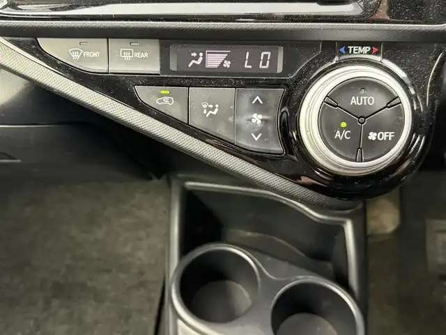 トヨタ アクア S 愛知県 2015(平27)年 12.6万km コバルトブルーメタリック ハイブリット車　/純正SDナビ　/Bluetooth　/ワンセグTV　/バックカメラ　/ステアリングリモコン　/AUTOライト　/ステアリングリモコン