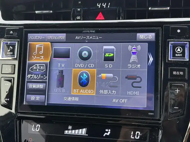 トヨタ ハリアー エレガンス 滋賀県 2016(平28)年 9.4万km ホワイトパールクリスタルシャイン ALPINE製9型メモリナビ/(フルセグTV CD DVD Bluetooth)/バックカメラ/ハーフレザーシート/パワーシート/革巻きステアリング/ステアリングリモコン/ドライブレコーダー/ビルトインETC/プッシュスタート/スマートキー/電動格納ミラー/ウインカーミラー/LEDヘッドライト/オートライト/横滑り防止機能