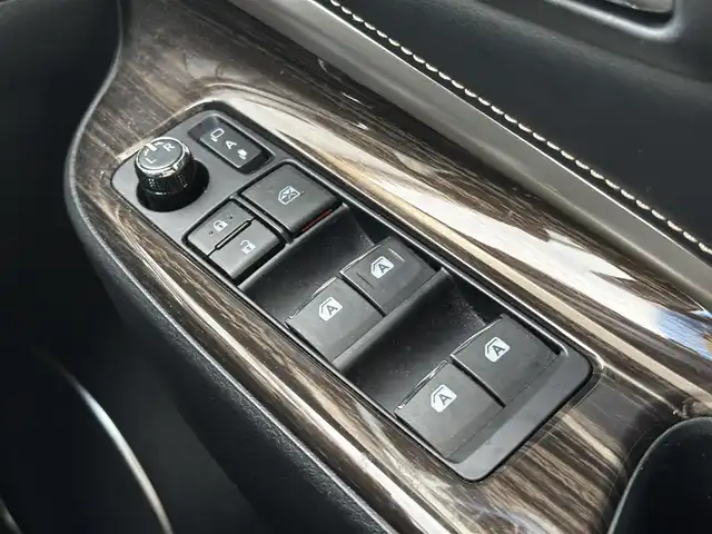 トヨタ ハリアー エレガンス 滋賀県 2016(平28)年 9.4万km ホワイトパールクリスタルシャイン ALPINE製9型メモリナビ/(フルセグTV CD DVD Bluetooth)/バックカメラ/ハーフレザーシート/パワーシート/革巻きステアリング/ステアリングリモコン/ドライブレコーダー/ビルトインETC/プッシュスタート/スマートキー/電動格納ミラー/ウインカーミラー/LEDヘッドライト/オートライト/横滑り防止機能
