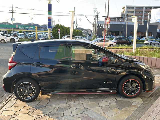 日産 ノート e－パワー ニスモ 静岡県 2017(平29)年 7万km スーパーブラック 【安全装備】/エマージェンシーブレーキ/横滑り防止機能/レーダークルーズコントロール/レーンキープアシスト/先行車発進お知らせ/オートライト/【主要装備】/ニスモ専用エアロ＆１６インチアルミホイール　/純正ナビ　/アラウンドビューモニター　/ステアリングスイッチ　/デジタルインナーミラー　/プッシュスタート/スマートキー/スペアキー有り/LEDヘッドライト/ドライブレコーダー/ETC