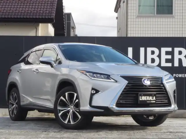 レクサス ＲＸ 450h バージョンL 岩手県 2016(平28)年 4.3万km プラチナムシルバーメタリック 4WD/純正メモリナビ/ (DVD/フルセグTV/Bluetooth/USB/SD)/パノラミックビューモニター/ビルトインETC2.0/前方ドライブレコーダー/レザーシート/前席パワーシート/全席シートヒーター/前席エアシート/パワーバックドア/ステアリングヒーター/LEXUS Safety System+/・レーダークルーズコントロール （全車速追従機能付）/・歩行者検知機能付衝突回避支援型プリクラッシュセーフティ（PCS）/・レーンディパーチャーアラート（LDA）/・レーントレーシングアシスト/・オートマチックハイビーム（AHB）/・アダプティブハイビームシステム（AHS）/・先行車発進告知/ブラインドスポットモニター/ヘッドアップディスプレイ/横滑り防止機能/100V電源/スマートキー/純正20インチアルミホイール/純正LEDヘッドライト/カーテンエアバック/スペアキー１本/保証書/取扱説明書
