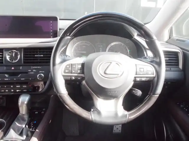 レクサス ＲＸ 450h バージョンL 岩手県 2016(平28)年 4.3万km プラチナムシルバーメタリック 4WD/純正メモリナビ/ (DVD/フルセグTV/Bluetooth/USB/SD)/パノラミックビューモニター/ビルトインETC2.0/前方ドライブレコーダー/レザーシート/前席パワーシート/全席シートヒーター/前席エアシート/パワーバックドア/ステアリングヒーター/LEXUS Safety System+/・レーダークルーズコントロール （全車速追従機能付）/・歩行者検知機能付衝突回避支援型プリクラッシュセーフティ（PCS）/・レーンディパーチャーアラート（LDA）/・レーントレーシングアシスト/・オートマチックハイビーム（AHB）/・アダプティブハイビームシステム（AHS）/・先行車発進告知/ブラインドスポットモニター/ヘッドアップディスプレイ/横滑り防止機能/100V電源/スマートキー/純正20インチアルミホイール/純正LEDヘッドライト/カーテンエアバック/スペアキー１本/保証書/取扱説明書