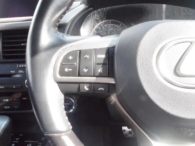 レクサス ＲＸ 450h バージョンL 岩手県 2016(平28)年 4.3万km プラチナムシルバーメタリック 4WD/純正メモリナビ/ (DVD/フルセグTV/Bluetooth/USB/SD)/パノラミックビューモニター/ビルトインETC2.0/前方ドライブレコーダー/レザーシート/前席パワーシート/全席シートヒーター/前席エアシート/パワーバックドア/ステアリングヒーター/LEXUS Safety System+/・レーダークルーズコントロール （全車速追従機能付）/・歩行者検知機能付衝突回避支援型プリクラッシュセーフティ（PCS）/・レーンディパーチャーアラート（LDA）/・レーントレーシングアシスト/・オートマチックハイビーム（AHB）/・アダプティブハイビームシステム（AHS）/・先行車発進告知/ブラインドスポットモニター/ヘッドアップディスプレイ/横滑り防止機能/100V電源/スマートキー/純正20インチアルミホイール/純正LEDヘッドライト/カーテンエアバック/スペアキー１本/保証書/取扱説明書