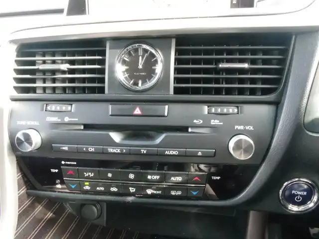 レクサス ＲＸ 450h バージョンL 岩手県 2016(平28)年 4.3万km プラチナムシルバーメタリック 4WD/純正メモリナビ/ (DVD/フルセグTV/Bluetooth/USB/SD)/パノラミックビューモニター/ビルトインETC2.0/前方ドライブレコーダー/レザーシート/前席パワーシート/全席シートヒーター/前席エアシート/パワーバックドア/ステアリングヒーター/LEXUS Safety System+/・レーダークルーズコントロール （全車速追従機能付）/・歩行者検知機能付衝突回避支援型プリクラッシュセーフティ（PCS）/・レーンディパーチャーアラート（LDA）/・レーントレーシングアシスト/・オートマチックハイビーム（AHB）/・アダプティブハイビームシステム（AHS）/・先行車発進告知/ブラインドスポットモニター/ヘッドアップディスプレイ/横滑り防止機能/100V電源/スマートキー/純正20インチアルミホイール/純正LEDヘッドライト/カーテンエアバック/スペアキー１本/保証書/取扱説明書