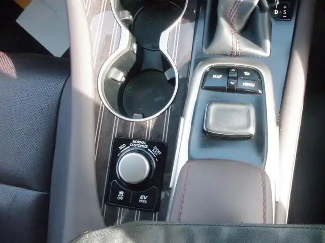 レクサス ＲＸ 450h バージョンL 岩手県 2016(平28)年 4.3万km プラチナムシルバーメタリック 4WD/純正メモリナビ/ (DVD/フルセグTV/Bluetooth/USB/SD)/パノラミックビューモニター/ビルトインETC2.0/前方ドライブレコーダー/レザーシート/前席パワーシート/全席シートヒーター/前席エアシート/パワーバックドア/ステアリングヒーター/LEXUS Safety System+/・レーダークルーズコントロール （全車速追従機能付）/・歩行者検知機能付衝突回避支援型プリクラッシュセーフティ（PCS）/・レーンディパーチャーアラート（LDA）/・レーントレーシングアシスト/・オートマチックハイビーム（AHB）/・アダプティブハイビームシステム（AHS）/・先行車発進告知/ブラインドスポットモニター/ヘッドアップディスプレイ/横滑り防止機能/100V電源/スマートキー/純正20インチアルミホイール/純正LEDヘッドライト/カーテンエアバック/スペアキー１本/保証書/取扱説明書