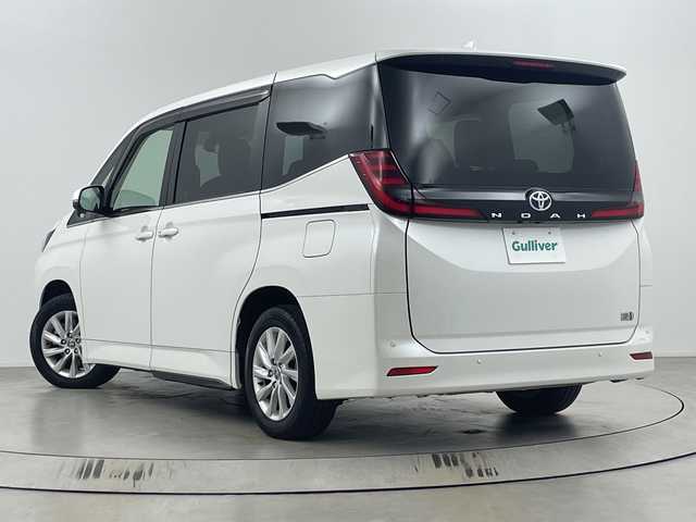 トヨタ ノア ハイブリッド Z 埼玉県 2022(令4)年 1.7万km ホワイトパールクリスタルシャイン 純正ナビ機能付ディスプレイオーディオ/(Bluetooth/HDMI/CD/DVD/USB/AM/FM)/地デジフルセグ/バックカメラ/ETC2.0/アダプティブクルーズコントロール/オートマチックハイビーム/車線逸脱警報/衝突軽減ブレーキ/クリアランスソナー/リヤシートリマインダー/オットマン/前席・2列目シートヒーター/AC100V/電子パーキングシステム/ブレーキホールド/ドライブモードセレクト/プッシュスタート/ステアリングリモコン/ウィンカー・電動格納ミラー/ロールサンシェード/フロントフォグランプ/純正フロアマット/純正ドアバイザー/純正16インチアルミホイール