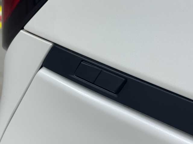 トヨタ ノア ハイブリッド Z 埼玉県 2022(令4)年 1.7万km ホワイトパールクリスタルシャイン 純正ナビ機能付ディスプレイオーディオ/(Bluetooth/HDMI/CD/DVD/USB/AM/FM)/地デジフルセグ/バックカメラ/ETC2.0/アダプティブクルーズコントロール/オートマチックハイビーム/車線逸脱警報/衝突軽減ブレーキ/クリアランスソナー/リヤシートリマインダー/オットマン/前席・2列目シートヒーター/AC100V/電子パーキングシステム/ブレーキホールド/ドライブモードセレクト/プッシュスタート/ステアリングリモコン/ウィンカー・電動格納ミラー/ロールサンシェード/フロントフォグランプ/純正フロアマット/純正ドアバイザー/純正16インチアルミホイール