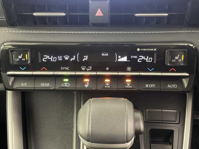 トヨタ ノア ハイブリッド Z 埼玉県 2022(令4)年 1.7万km ホワイトパールクリスタルシャイン 純正ナビ機能付ディスプレイオーディオ/(Bluetooth/HDMI/CD/DVD/USB/AM/FM)/地デジフルセグ/バックカメラ/ETC2.0/アダプティブクルーズコントロール/オートマチックハイビーム/車線逸脱警報/衝突軽減ブレーキ/クリアランスソナー/リヤシートリマインダー/オットマン/前席・2列目シートヒーター/AC100V/電子パーキングシステム/ブレーキホールド/ドライブモードセレクト/プッシュスタート/ステアリングリモコン/ウィンカー・電動格納ミラー/ロールサンシェード/フロントフォグランプ/純正フロアマット/純正ドアバイザー/純正16インチアルミホイール