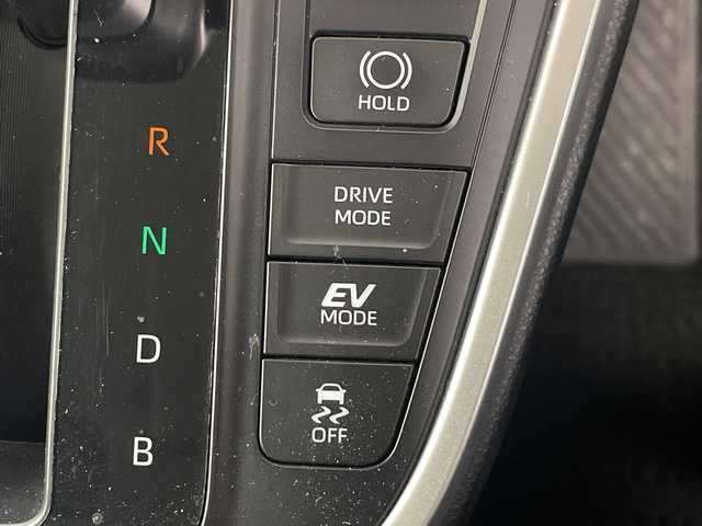 トヨタ ノア ハイブリッド Z 埼玉県 2022(令4)年 1.7万km ホワイトパールクリスタルシャイン 純正ナビ機能付ディスプレイオーディオ/(Bluetooth/HDMI/CD/DVD/USB/AM/FM)/地デジフルセグ/バックカメラ/ETC2.0/アダプティブクルーズコントロール/オートマチックハイビーム/車線逸脱警報/衝突軽減ブレーキ/クリアランスソナー/リヤシートリマインダー/オットマン/前席・2列目シートヒーター/AC100V/電子パーキングシステム/ブレーキホールド/ドライブモードセレクト/プッシュスタート/ステアリングリモコン/ウィンカー・電動格納ミラー/ロールサンシェード/フロントフォグランプ/純正フロアマット/純正ドアバイザー/純正16インチアルミホイール