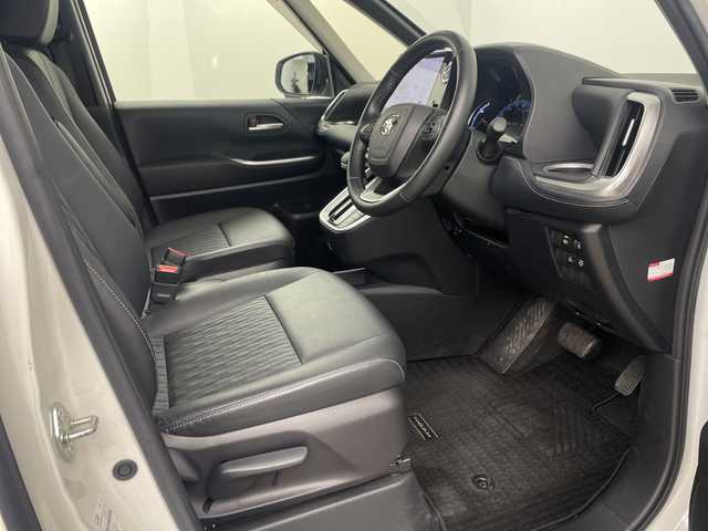 トヨタ ノア ハイブリッド Z 埼玉県 2022(令4)年 1.7万km ホワイトパールクリスタルシャイン 純正ナビ機能付ディスプレイオーディオ/(Bluetooth/HDMI/CD/DVD/USB/AM/FM)/地デジフルセグ/バックカメラ/ETC2.0/アダプティブクルーズコントロール/オートマチックハイビーム/車線逸脱警報/衝突軽減ブレーキ/クリアランスソナー/リヤシートリマインダー/オットマン/前席・2列目シートヒーター/AC100V/電子パーキングシステム/ブレーキホールド/ドライブモードセレクト/プッシュスタート/ステアリングリモコン/ウィンカー・電動格納ミラー/ロールサンシェード/フロントフォグランプ/純正フロアマット/純正ドアバイザー/純正16インチアルミホイール