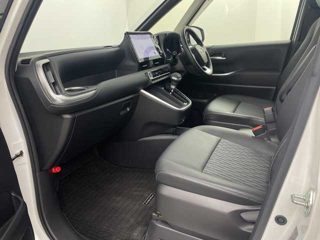 トヨタ ノア ハイブリッド Z 埼玉県 2022(令4)年 1.7万km ホワイトパールクリスタルシャイン 純正ナビ機能付ディスプレイオーディオ/(Bluetooth/HDMI/CD/DVD/USB/AM/FM)/地デジフルセグ/バックカメラ/ETC2.0/アダプティブクルーズコントロール/オートマチックハイビーム/車線逸脱警報/衝突軽減ブレーキ/クリアランスソナー/リヤシートリマインダー/オットマン/前席・2列目シートヒーター/AC100V/電子パーキングシステム/ブレーキホールド/ドライブモードセレクト/プッシュスタート/ステアリングリモコン/ウィンカー・電動格納ミラー/ロールサンシェード/フロントフォグランプ/純正フロアマット/純正ドアバイザー/純正16インチアルミホイール