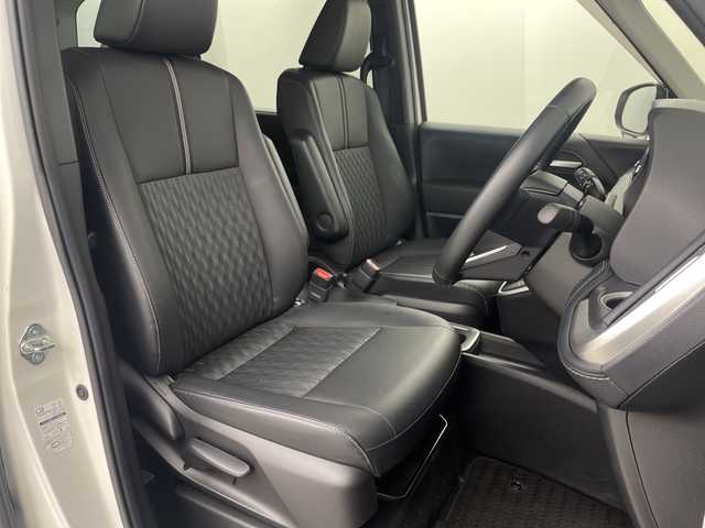 トヨタ ノア ハイブリッド Z 埼玉県 2022(令4)年 1.7万km ホワイトパールクリスタルシャイン 純正ナビ機能付ディスプレイオーディオ/(Bluetooth/HDMI/CD/DVD/USB/AM/FM)/地デジフルセグ/バックカメラ/ETC2.0/アダプティブクルーズコントロール/オートマチックハイビーム/車線逸脱警報/衝突軽減ブレーキ/クリアランスソナー/リヤシートリマインダー/オットマン/前席・2列目シートヒーター/AC100V/電子パーキングシステム/ブレーキホールド/ドライブモードセレクト/プッシュスタート/ステアリングリモコン/ウィンカー・電動格納ミラー/ロールサンシェード/フロントフォグランプ/純正フロアマット/純正ドアバイザー/純正16インチアルミホイール