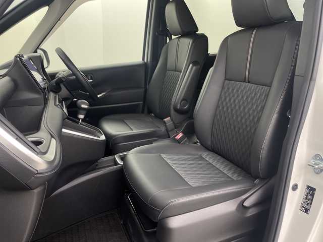 トヨタ ノア ハイブリッド Z 埼玉県 2022(令4)年 1.7万km ホワイトパールクリスタルシャイン 純正ナビ機能付ディスプレイオーディオ/(Bluetooth/HDMI/CD/DVD/USB/AM/FM)/地デジフルセグ/バックカメラ/ETC2.0/アダプティブクルーズコントロール/オートマチックハイビーム/車線逸脱警報/衝突軽減ブレーキ/クリアランスソナー/リヤシートリマインダー/オットマン/前席・2列目シートヒーター/AC100V/電子パーキングシステム/ブレーキホールド/ドライブモードセレクト/プッシュスタート/ステアリングリモコン/ウィンカー・電動格納ミラー/ロールサンシェード/フロントフォグランプ/純正フロアマット/純正ドアバイザー/純正16インチアルミホイール