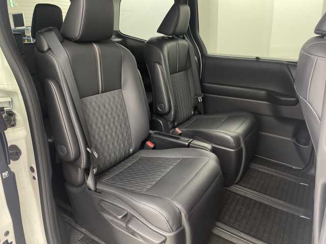 トヨタ ノア ハイブリッド Z 埼玉県 2022(令4)年 1.7万km ホワイトパールクリスタルシャイン 純正ナビ機能付ディスプレイオーディオ/(Bluetooth/HDMI/CD/DVD/USB/AM/FM)/地デジフルセグ/バックカメラ/ETC2.0/アダプティブクルーズコントロール/オートマチックハイビーム/車線逸脱警報/衝突軽減ブレーキ/クリアランスソナー/リヤシートリマインダー/オットマン/前席・2列目シートヒーター/AC100V/電子パーキングシステム/ブレーキホールド/ドライブモードセレクト/プッシュスタート/ステアリングリモコン/ウィンカー・電動格納ミラー/ロールサンシェード/フロントフォグランプ/純正フロアマット/純正ドアバイザー/純正16インチアルミホイール