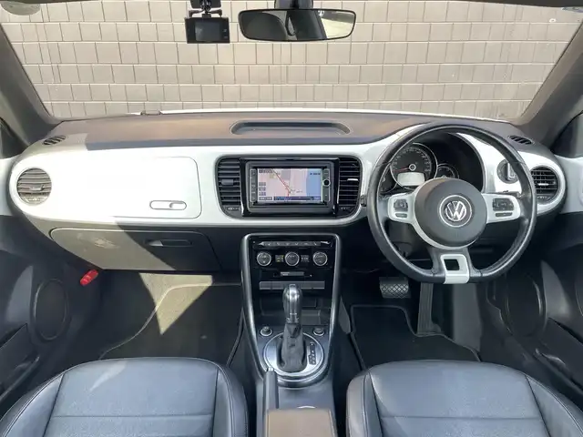 フォルクスワーゲン ザ・ビートル デザイン 三重県 2017(平29)年 5万km ピュアホワイト レザーＰＫＧ　/黒革　/シートヒーター　/純正ナビ　/Ｂｌｕｅｔｏｏｔｈ　/バックカメラ　/ＥＴＣ　/前後ドライブレコーダー　/スマートキー　/プッシュスタート　/ＨＩＤヘッドライト　/オートライト　/純正１６インチアルミ　/ＵＳＢ