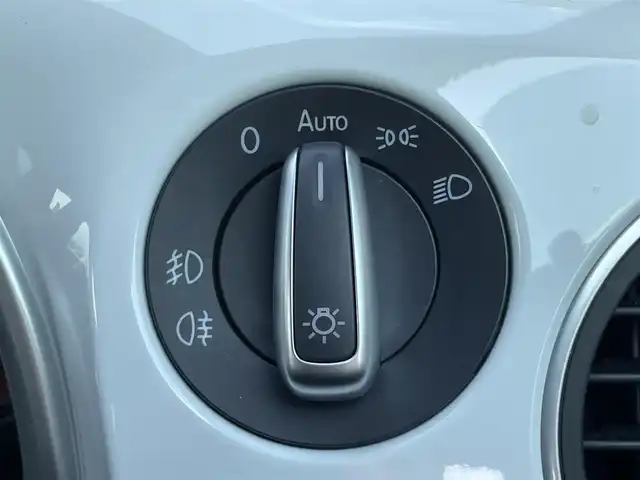 フォルクスワーゲン ザ・ビートル デザイン 三重県 2017(平29)年 5万km ピュアホワイト レザーＰＫＧ　/黒革　/シートヒーター　/純正ナビ　/Ｂｌｕｅｔｏｏｔｈ　/バックカメラ　/ＥＴＣ　/前後ドライブレコーダー　/スマートキー　/プッシュスタート　/ＨＩＤヘッドライト　/オートライト　/純正１６インチアルミ　/ＵＳＢ