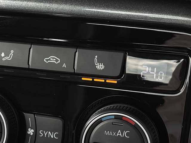 フォルクスワーゲン ザ・ビートル デザイン 三重県 2017(平29)年 5万km ピュアホワイト レザーＰＫＧ　/黒革　/シートヒーター　/純正ナビ　/Ｂｌｕｅｔｏｏｔｈ　/バックカメラ　/ＥＴＣ　/前後ドライブレコーダー　/スマートキー　/プッシュスタート　/ＨＩＤヘッドライト　/オートライト　/純正１６インチアルミ　/ＵＳＢ