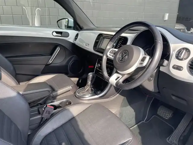 フォルクスワーゲン ザ・ビートル デザイン 三重県 2017(平29)年 5万km ピュアホワイト レザーＰＫＧ　/黒革　/シートヒーター　/純正ナビ　/Ｂｌｕｅｔｏｏｔｈ　/バックカメラ　/ＥＴＣ　/前後ドライブレコーダー　/スマートキー　/プッシュスタート　/ＨＩＤヘッドライト　/オートライト　/純正１６インチアルミ　/ＵＳＢ