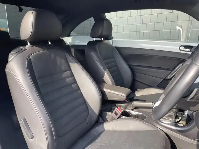 フォルクスワーゲン ザ・ビートル デザイン 三重県 2017(平29)年 5万km ピュアホワイト レザーＰＫＧ　/黒革　/シートヒーター　/純正ナビ　/Ｂｌｕｅｔｏｏｔｈ　/バックカメラ　/ＥＴＣ　/前後ドライブレコーダー　/スマートキー　/プッシュスタート　/ＨＩＤヘッドライト　/オートライト　/純正１６インチアルミ　/ＵＳＢ