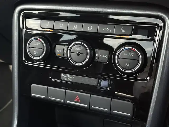 フォルクスワーゲン ザ・ビートル デザイン 三重県 2017(平29)年 5万km ピュアホワイト レザーＰＫＧ　/黒革　/シートヒーター　/純正ナビ　/Ｂｌｕｅｔｏｏｔｈ　/バックカメラ　/ＥＴＣ　/前後ドライブレコーダー　/スマートキー　/プッシュスタート　/ＨＩＤヘッドライト　/オートライト　/純正１６インチアルミ　/ＵＳＢ