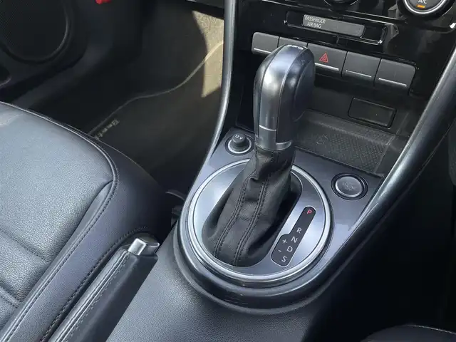 フォルクスワーゲン ザ・ビートル デザイン 三重県 2017(平29)年 5万km ピュアホワイト レザーＰＫＧ　/黒革　/シートヒーター　/純正ナビ　/Ｂｌｕｅｔｏｏｔｈ　/バックカメラ　/ＥＴＣ　/前後ドライブレコーダー　/スマートキー　/プッシュスタート　/ＨＩＤヘッドライト　/オートライト　/純正１６インチアルミ　/ＵＳＢ