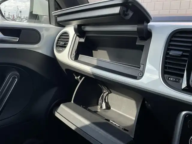 フォルクスワーゲン ザ・ビートル デザイン 三重県 2017(平29)年 5万km ピュアホワイト レザーＰＫＧ　/黒革　/シートヒーター　/純正ナビ　/Ｂｌｕｅｔｏｏｔｈ　/バックカメラ　/ＥＴＣ　/前後ドライブレコーダー　/スマートキー　/プッシュスタート　/ＨＩＤヘッドライト　/オートライト　/純正１６インチアルミ　/ＵＳＢ