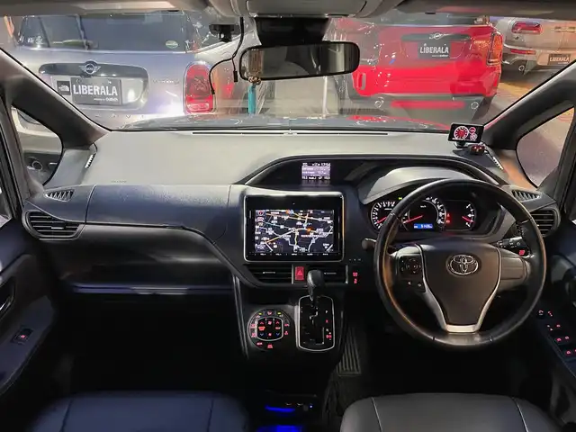 トヨタ ヴォクシー ZS 煌 沖縄県 2016(平28)年 9.2万km ブラッキッシュアゲハガラスフレーク フロントTRDエアロ/モデリスタ18インチアルミホイール/純正SDナビ（NSZT-Y64T）/（CD/DVD/SD/BT/フルセグTV）/バックカメラ/純正11型フリップダウンモニター/両側パワースライドドア/衝突被害軽減ブレーキ/レーンキープアシスト/革調シートカバー/ETC/LED/オートハイビーム/新車時保証書/取扱説明書/スペアキー