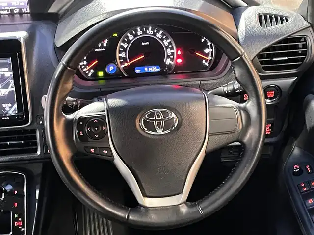 トヨタ ヴォクシー ZS 煌 沖縄県 2016(平28)年 9.2万km ブラッキッシュアゲハガラスフレーク フロントTRDエアロ/モデリスタ18インチアルミホイール/純正SDナビ（NSZT-Y64T）/（CD/DVD/SD/BT/フルセグTV）/バックカメラ/純正11型フリップダウンモニター/両側パワースライドドア/衝突被害軽減ブレーキ/レーンキープアシスト/革調シートカバー/ETC/LED/オートハイビーム/新車時保証書/取扱説明書/スペアキー