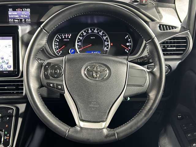 トヨタ ヴォクシー ZS 煌 沖縄県 2016(平28)年 9.2万km ブラッキッシュアゲハガラスフレーク 禁煙車/県外仕入れ/純正９インチナビ/【CD/DVD/フルセグTV/BT】/バックカメラ/１１インチ後席フリップダウンモニター/ETC/両側パワースライドドア/TRDフロントエアロ/トヨタセーフティセンス/→プリクラッシュセーフティ/→レーンディパーチャーアラート/→オートマチックハイビーム/USBポート/革調シートカバー/純正ヘッドライト/１８インチモデリスタアルミ/スマートキー