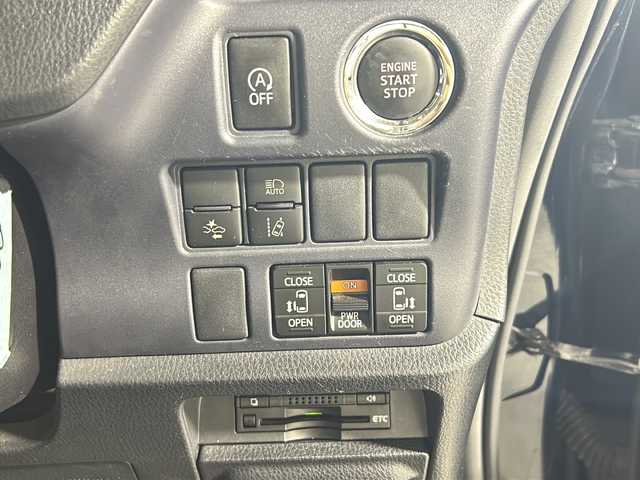 トヨタ ヴォクシー ZS 煌 沖縄県 2016(平28)年 9.2万km ブラッキッシュアゲハガラスフレーク 禁煙車/県外仕入れ/純正９インチナビ/【CD/DVD/フルセグTV/BT】/バックカメラ/１１インチ後席フリップダウンモニター/ETC/両側パワースライドドア/TRDフロントエアロ/トヨタセーフティセンス/→プリクラッシュセーフティ/→レーンディパーチャーアラート/→オートマチックハイビーム/USBポート/革調シートカバー/純正ヘッドライト/１８インチモデリスタアルミ/スマートキー