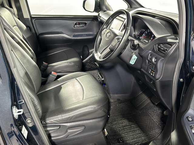 トヨタ ヴォクシー ZS 煌 沖縄県 2016(平28)年 9.2万km ブラッキッシュアゲハガラスフレーク 禁煙車/県外仕入れ/純正９インチナビ/【CD/DVD/フルセグTV/BT】/バックカメラ/１１インチ後席フリップダウンモニター/ETC/両側パワースライドドア/TRDフロントエアロ/トヨタセーフティセンス/→プリクラッシュセーフティ/→レーンディパーチャーアラート/→オートマチックハイビーム/USBポート/革調シートカバー/純正ヘッドライト/１８インチモデリスタアルミ/スマートキー