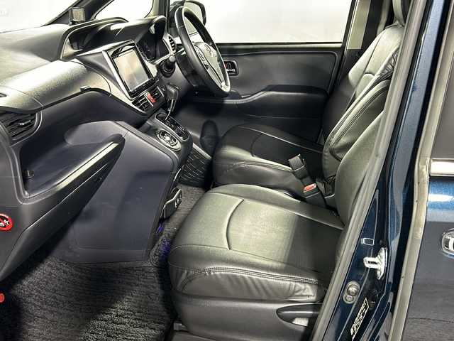 トヨタ ヴォクシー ZS 煌 沖縄県 2016(平28)年 9.2万km ブラッキッシュアゲハガラスフレーク 禁煙車/県外仕入れ/純正９インチナビ/【CD/DVD/フルセグTV/BT】/バックカメラ/１１インチ後席フリップダウンモニター/ETC/両側パワースライドドア/TRDフロントエアロ/トヨタセーフティセンス/→プリクラッシュセーフティ/→レーンディパーチャーアラート/→オートマチックハイビーム/USBポート/革調シートカバー/純正ヘッドライト/１８インチモデリスタアルミ/スマートキー