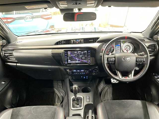 トヨタ ハイラックス Z GRスポーツ 道央・札幌 2023(令5)年 2.4万km アティチュードブラックマイカ ・ワンオーナー/・4WD/・寒冷地仕様/・純正ディスプレイオーディオ/・ナビ/BT/Miracast/・パノラミックビューモニター/・純正エンジンスターター/・プリクラッシュセーフティ/・レーダークルーズコントロール/・レーンディパーチャーアラート/・ロードサインアシスト/・パーキングセンサー/・トノカバー/・パドルシフト/・ワイパーデアイサー/・パワーヒーター/・アイドリングストップ/・横滑り防止/・ハーフレザーシート/・運転席パワーシート/・LEDヘッドライト/・LEDフォグ/・リヤフォグ/・ETC/・プッシュスタート/・スマートキー/・ドアバイザー/・電格ミラー/・ミラーヒーター