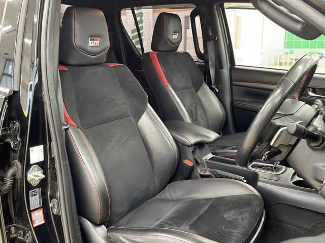 トヨタ ハイラックス Z GRスポーツ 道央・札幌 2023(令5)年 2.4万km アティチュードブラックマイカ ・ワンオーナー/・4WD/・寒冷地仕様/・純正ディスプレイオーディオ/・ナビ/BT/Miracast/・パノラミックビューモニター/・純正エンジンスターター/・プリクラッシュセーフティ/・レーダークルーズコントロール/・レーンディパーチャーアラート/・ロードサインアシスト/・パーキングセンサー/・トノカバー/・パドルシフト/・ワイパーデアイサー/・パワーヒーター/・アイドリングストップ/・横滑り防止/・ハーフレザーシート/・運転席パワーシート/・LEDヘッドライト/・LEDフォグ/・リヤフォグ/・ETC/・プッシュスタート/・スマートキー/・ドアバイザー/・電格ミラー/・ミラーヒーター