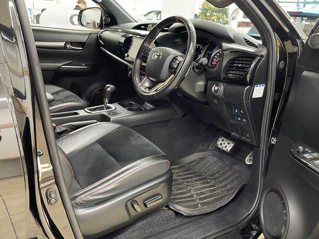 トヨタ ハイラックス Z GRスポーツ 道央・札幌 2023(令5)年 2.4万km アティチュードブラックマイカ ・ワンオーナー/・4WD/・寒冷地仕様/・純正ディスプレイオーディオ/・ナビ/BT/Miracast/・パノラミックビューモニター/・純正エンジンスターター/・プリクラッシュセーフティ/・レーダークルーズコントロール/・レーンディパーチャーアラート/・ロードサインアシスト/・パーキングセンサー/・トノカバー/・パドルシフト/・ワイパーデアイサー/・パワーヒーター/・アイドリングストップ/・横滑り防止/・ハーフレザーシート/・運転席パワーシート/・LEDヘッドライト/・LEDフォグ/・リヤフォグ/・ETC/・プッシュスタート/・スマートキー/・ドアバイザー/・電格ミラー/・ミラーヒーター