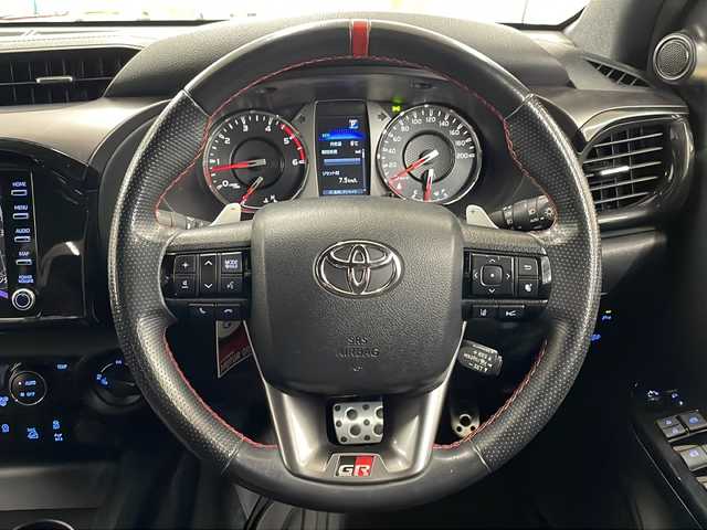 トヨタ ハイラックス Z GRスポーツ 道央・札幌 2023(令5)年 2.4万km アティチュードブラックマイカ ・ワンオーナー/・4WD/・寒冷地仕様/・純正ディスプレイオーディオ/・ナビ/BT/Miracast/・パノラミックビューモニター/・純正エンジンスターター/・プリクラッシュセーフティ/・レーダークルーズコントロール/・レーンディパーチャーアラート/・ロードサインアシスト/・パーキングセンサー/・トノカバー/・パドルシフト/・ワイパーデアイサー/・パワーヒーター/・アイドリングストップ/・横滑り防止/・ハーフレザーシート/・運転席パワーシート/・LEDヘッドライト/・LEDフォグ/・リヤフォグ/・ETC/・プッシュスタート/・スマートキー/・ドアバイザー/・電格ミラー/・ミラーヒーター